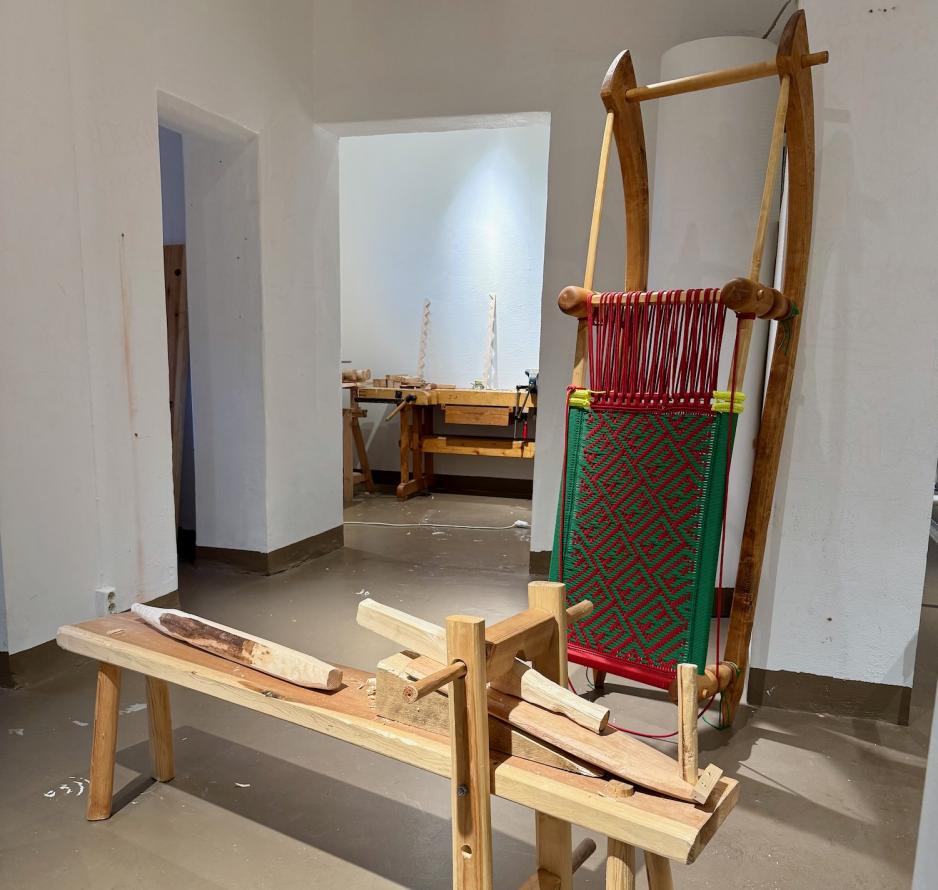 Charpaikjelke laget av paktistansk charpai-seng og norske ski