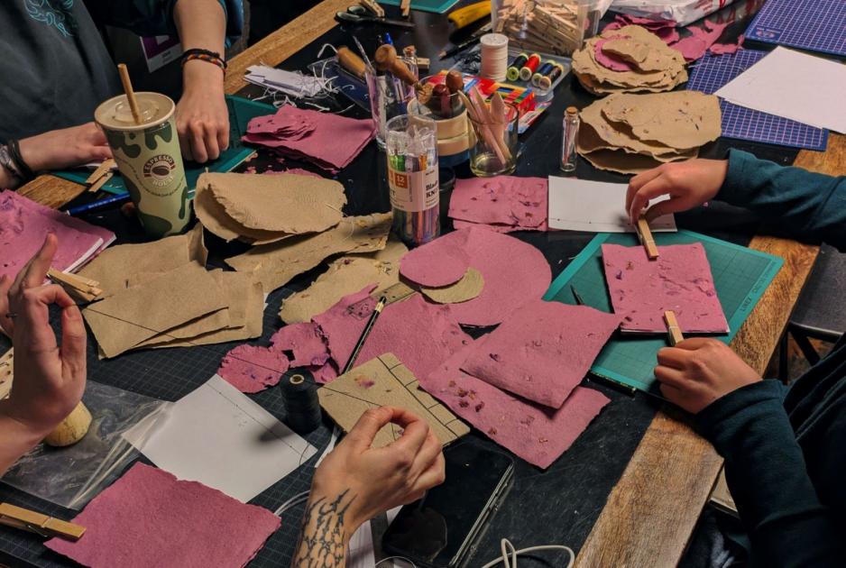 Hjemmelaget papir på et bord