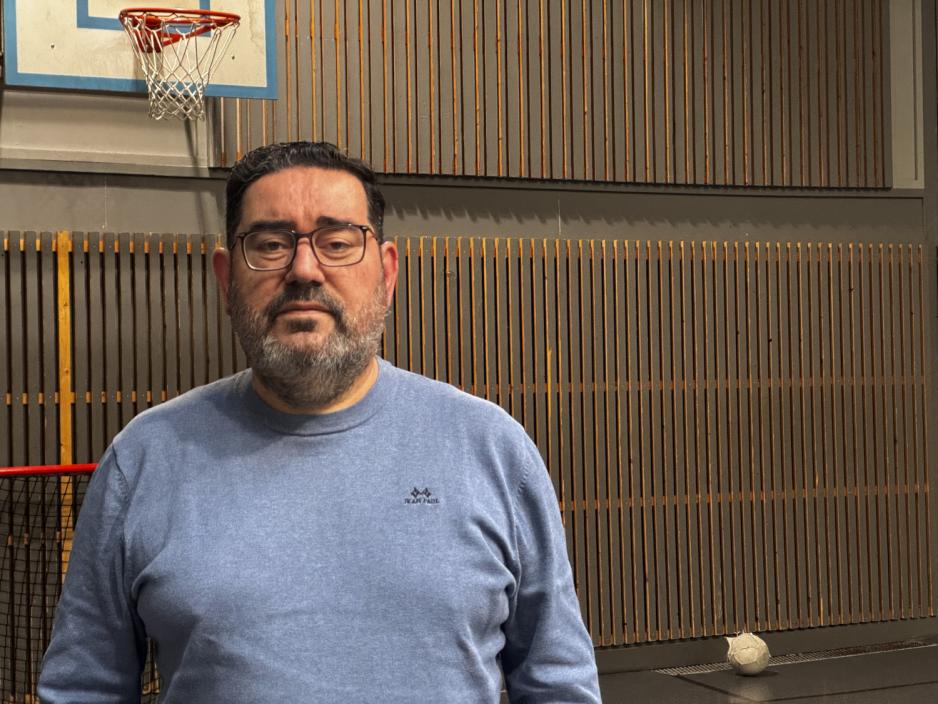 Klubbleder står inne på basketballbanen til BUSH