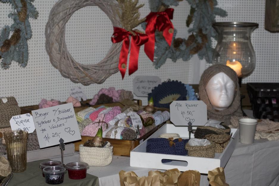 Et bord med produkter på julemarkedet til Therese Lunde