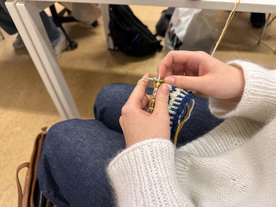 To hender som strikker en vott.