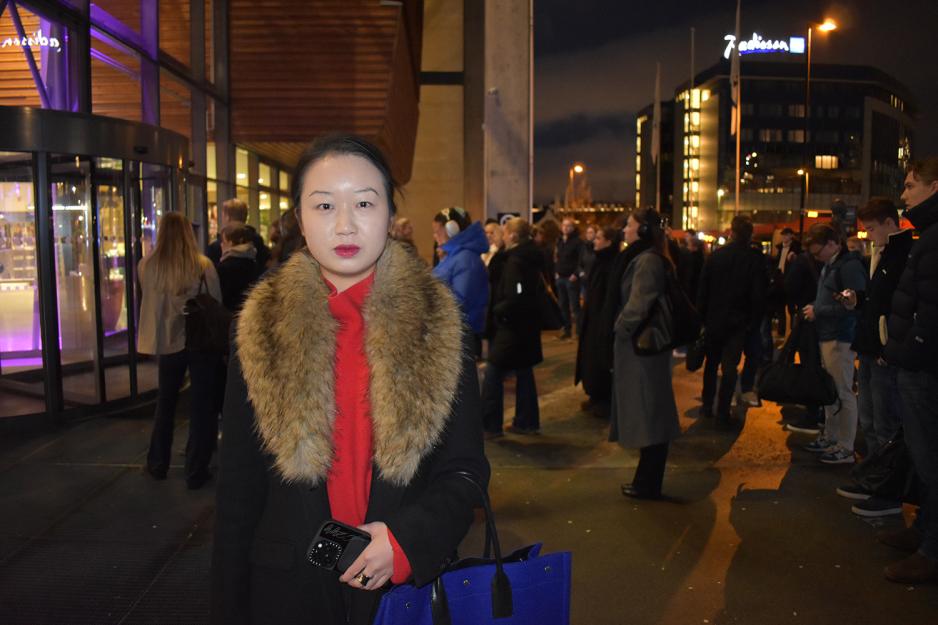 Studenten Yao Yao (21) som står utenfor BI sin hovedinngang en morgen før halv åtte.