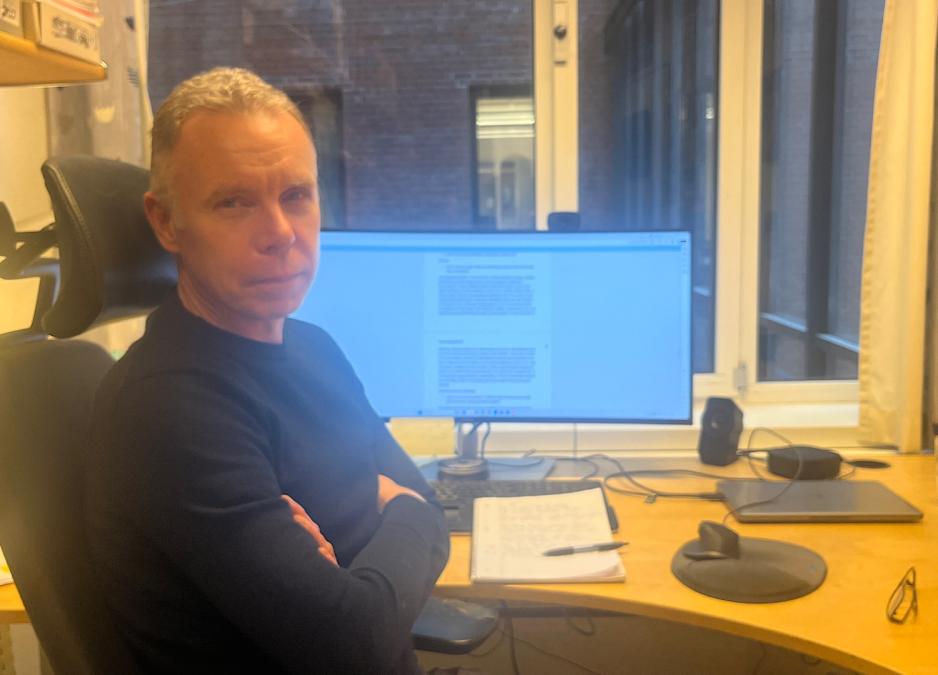 Anders Knudsen som sitter foran PC