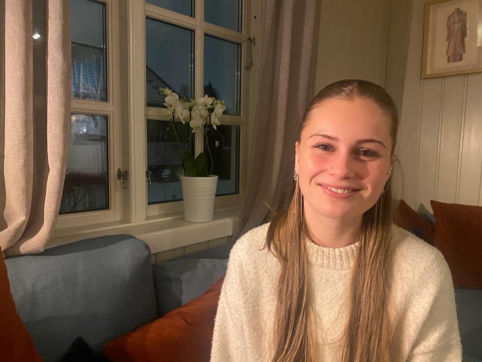 Portrett av Augusta Gilbo som sitter i sofaen.