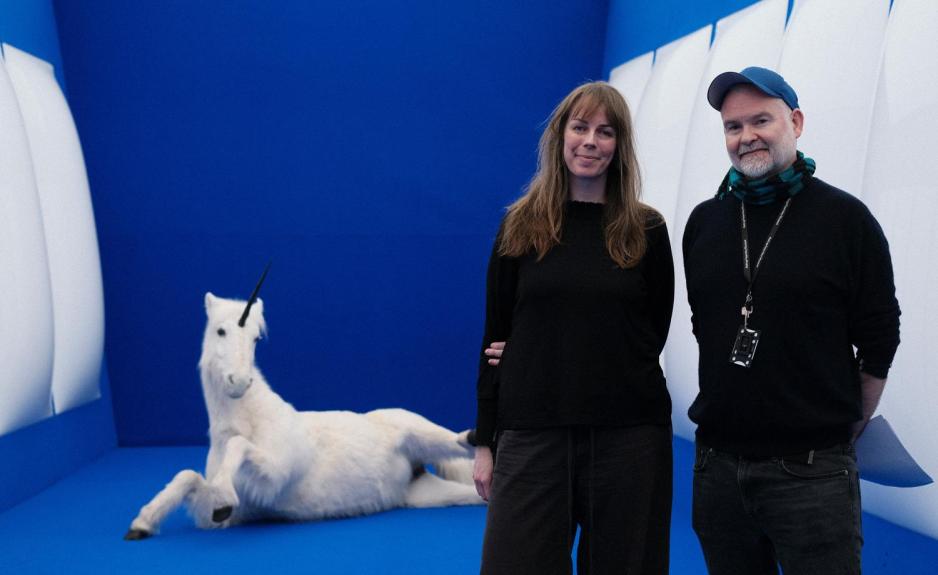 Marie Christine Vallestad og Stein-Inge &Aring;rhus foran My Private Sky (2001) av B&oslash;rre S&aelig;thre, en publikumsfavoritt hos samtidsmuseumet.