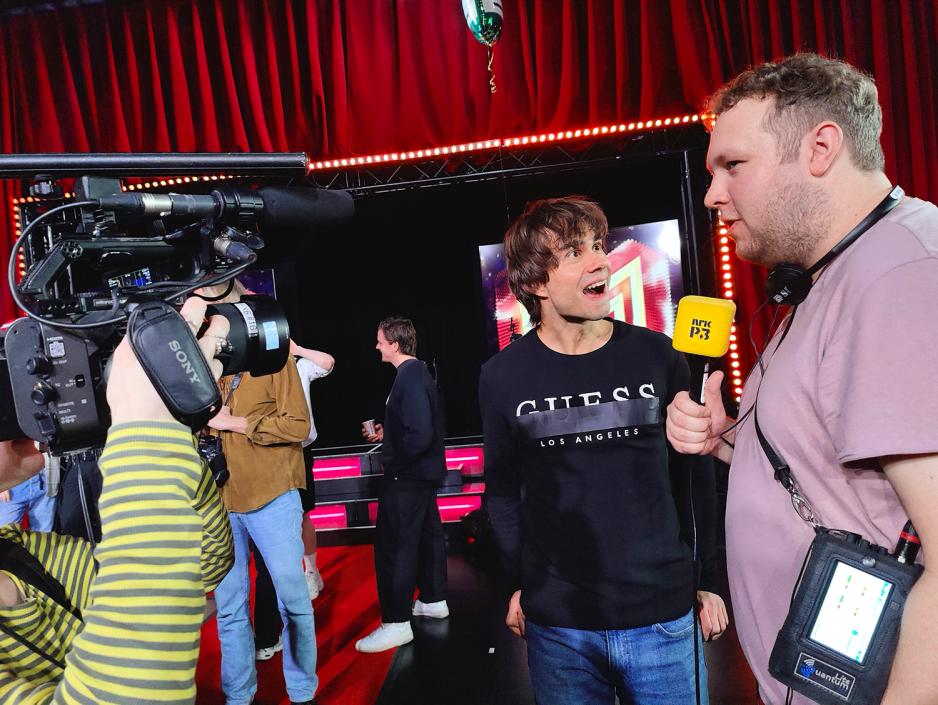 Gul mikrofon. Intervju. Kamera. To menn.