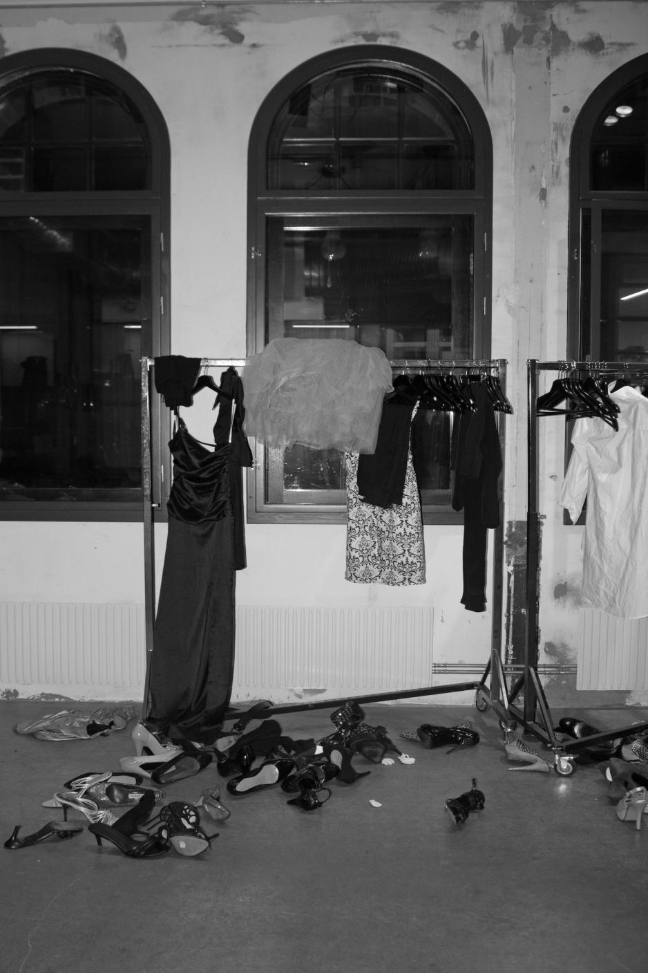 Kl&aelig;r som henger p&aring; et stativ 