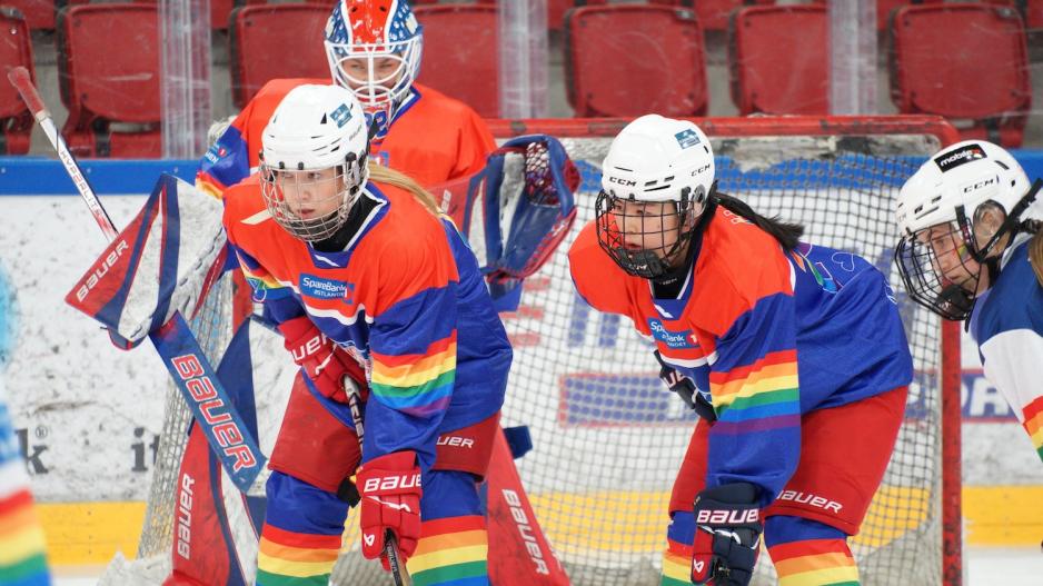 To av V&aring;lerenga sine spillere venter p&aring; at pucken skal droppes