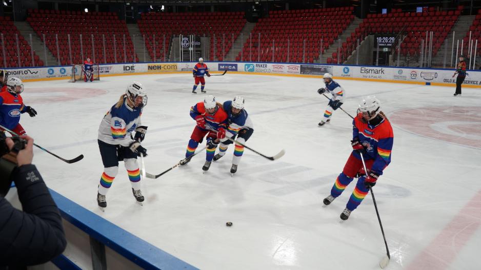 Flere spillere fra b&aring;de V&aring;lerenga og Furuset som g&aring;r etter pucken