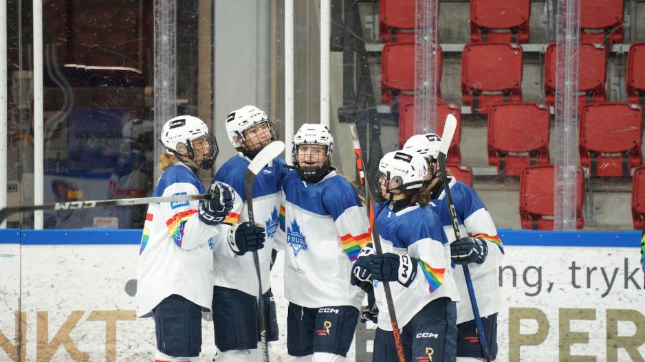 Furuset sine spillere feirer etter &aring; ha scoret kampens f&oslash;rste m&aring;l