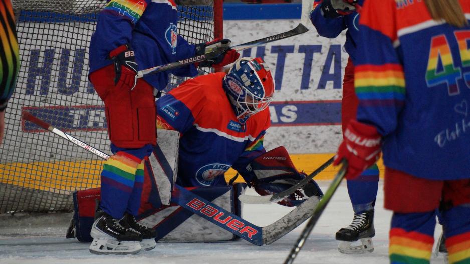V&aring;lerengas keeper fanger pucken i h&aring;nden