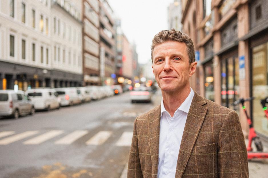 Bilde av John Karlsrud foran NUPI-kontoret