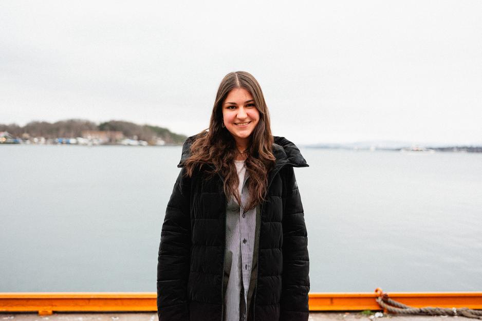Jente foran oslofjorden