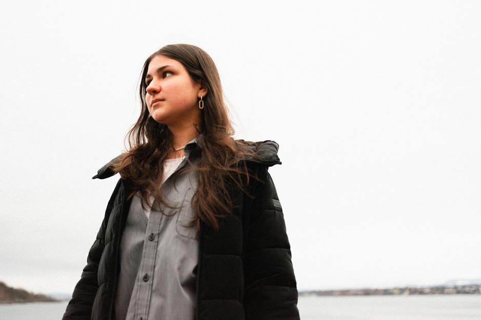 Jente foran oslofjorden ser til venstre