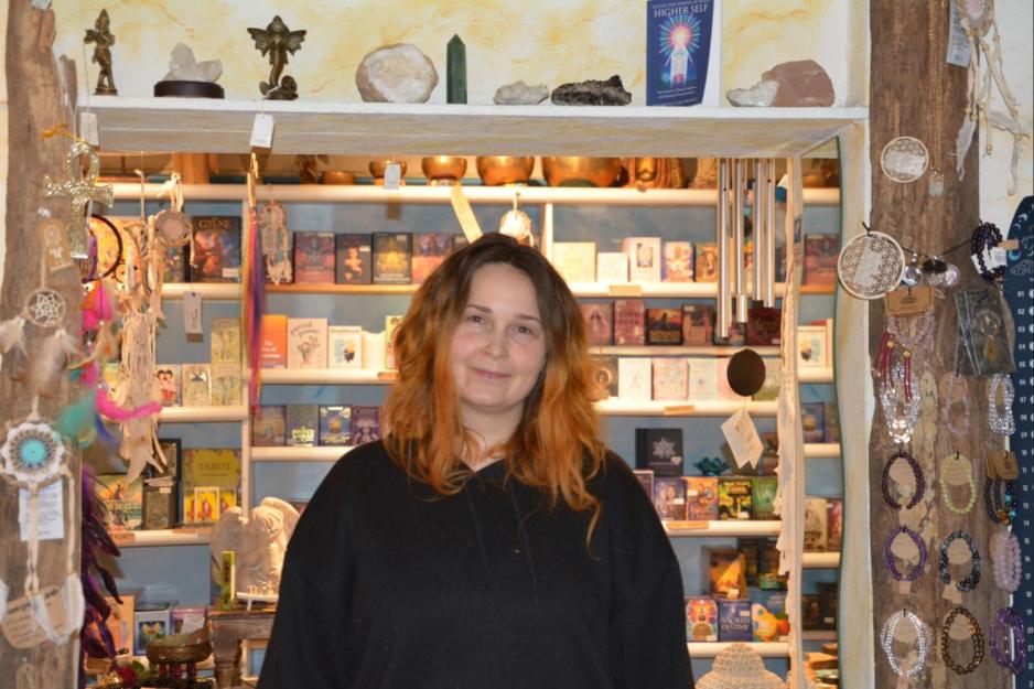 dame som ser p&aring; kamera i krystallbutikk 