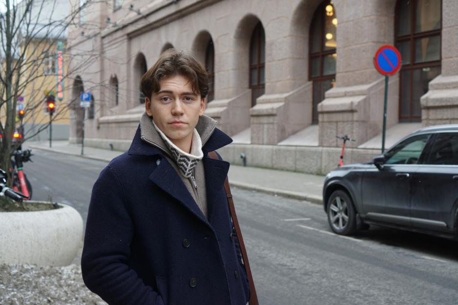 Emil Seljeseth mogger i gata. 