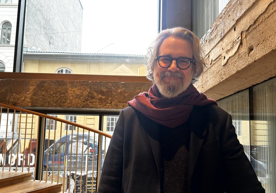 Manusforfatter Espen Aukan fotografert i trappen