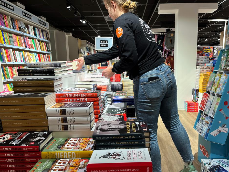 En ansatt p&aring; ARK rydder i en liggende utstilling.