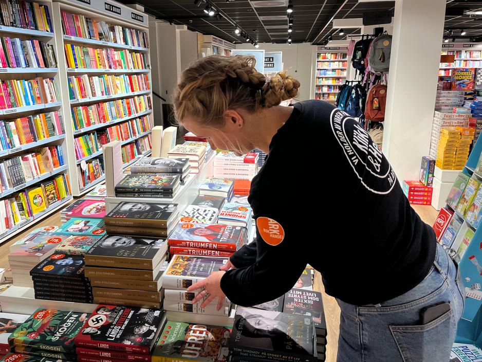 Ansatt p&aring; ARK rydder i liggende utstilling.