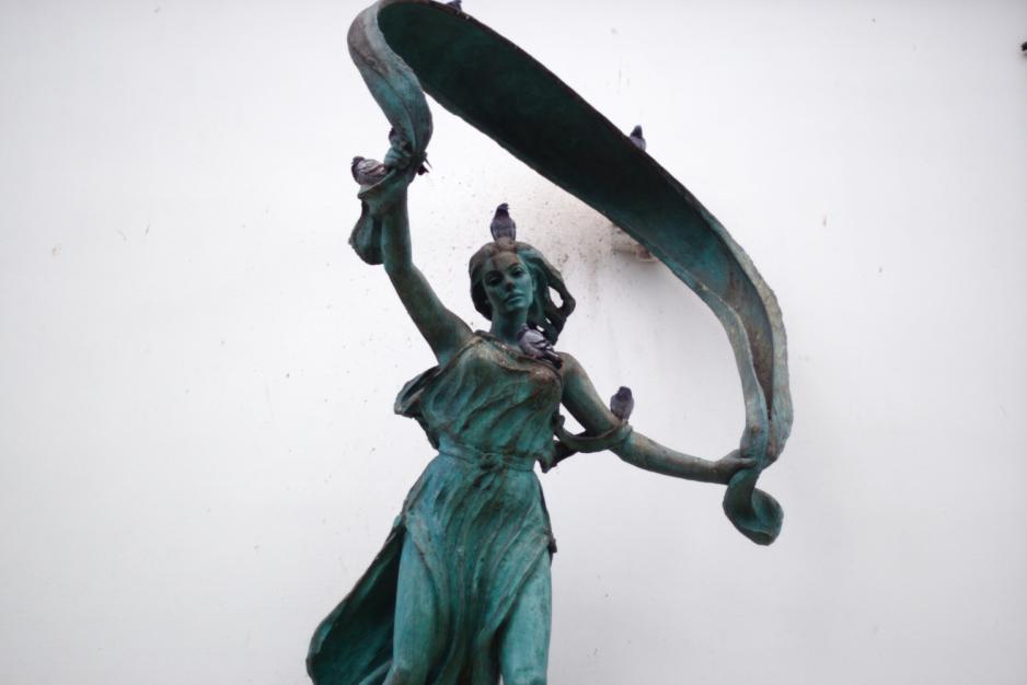 Statuen av fru fortuna p&aring; Europar&aring;dets plass i Oslo