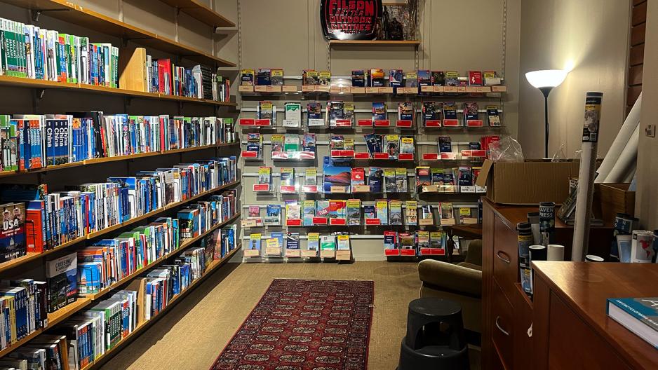 Et lite rom inne p&aring; butikken Nomaden, hvor veggene er dekt med bokhyller.