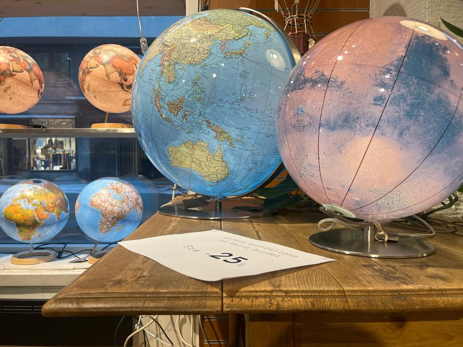 To globuser og en lapp med minus tjuefem prosent.