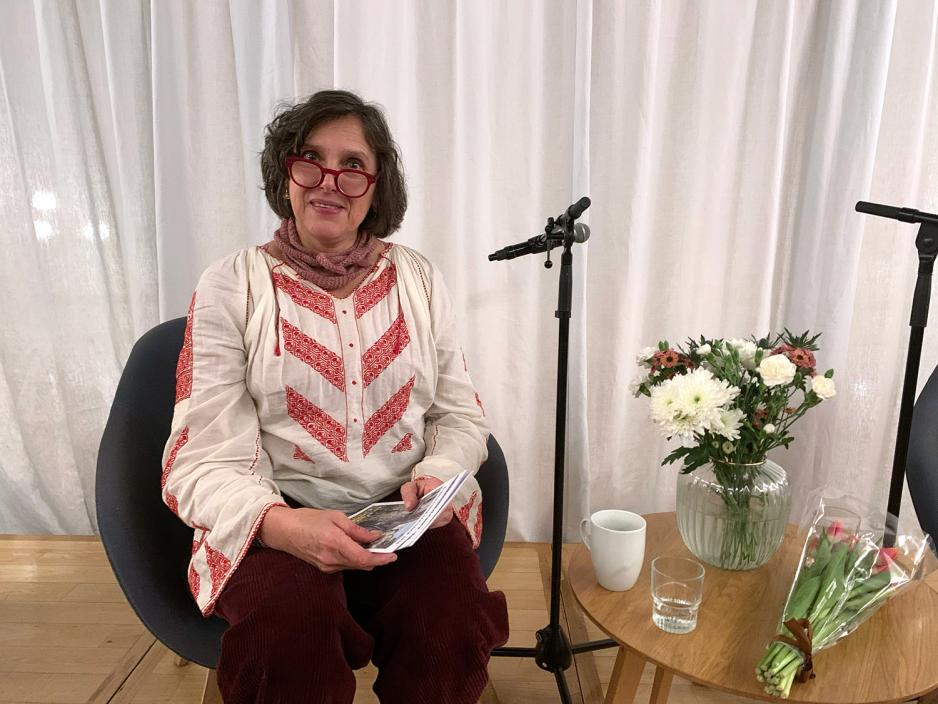 Grethe Fatima Sy&eacute;d snakket om Olav Duun f&oslash;r forestilling p&aring; Det Norske Teater.