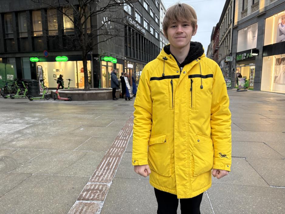 Yaroslav Shumydub (25) med gul jakke.