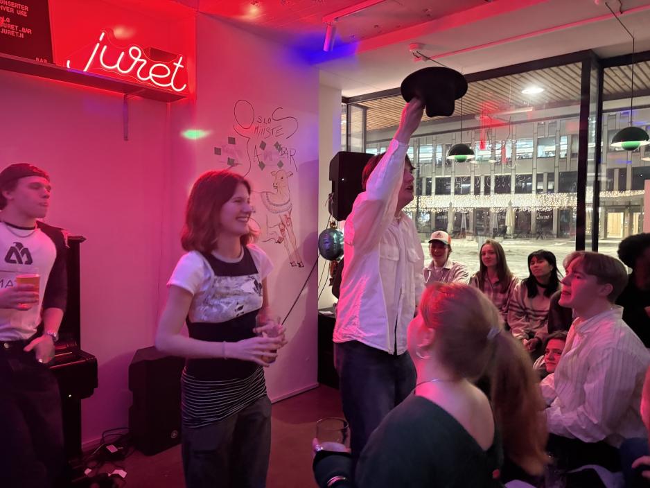 Milla Bar Konsteien og Henrik Rinde Sunde st&aring;r p&aring; scenen p&aring; Juret