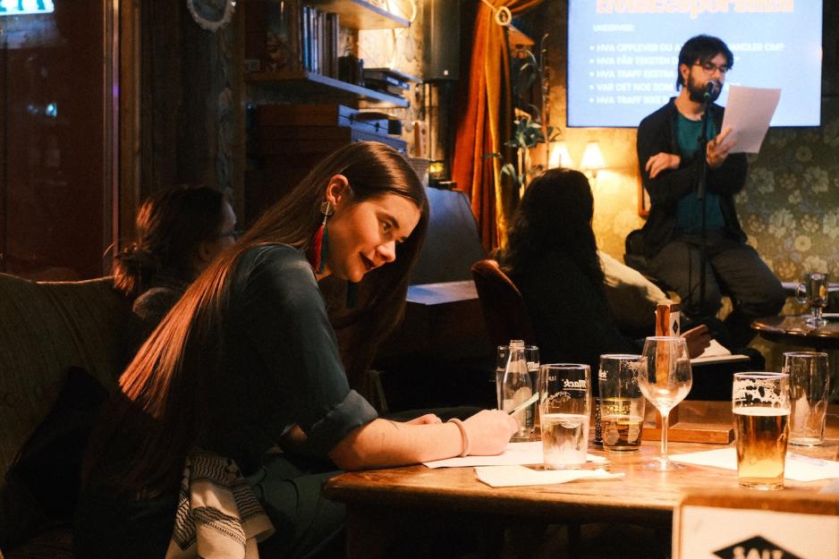 Bilde av dame som lytter til poesi