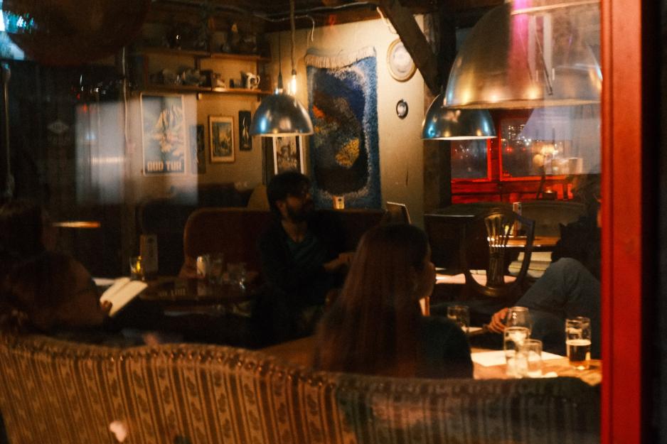 Bilde gjennom ett vindu av bakhoder.