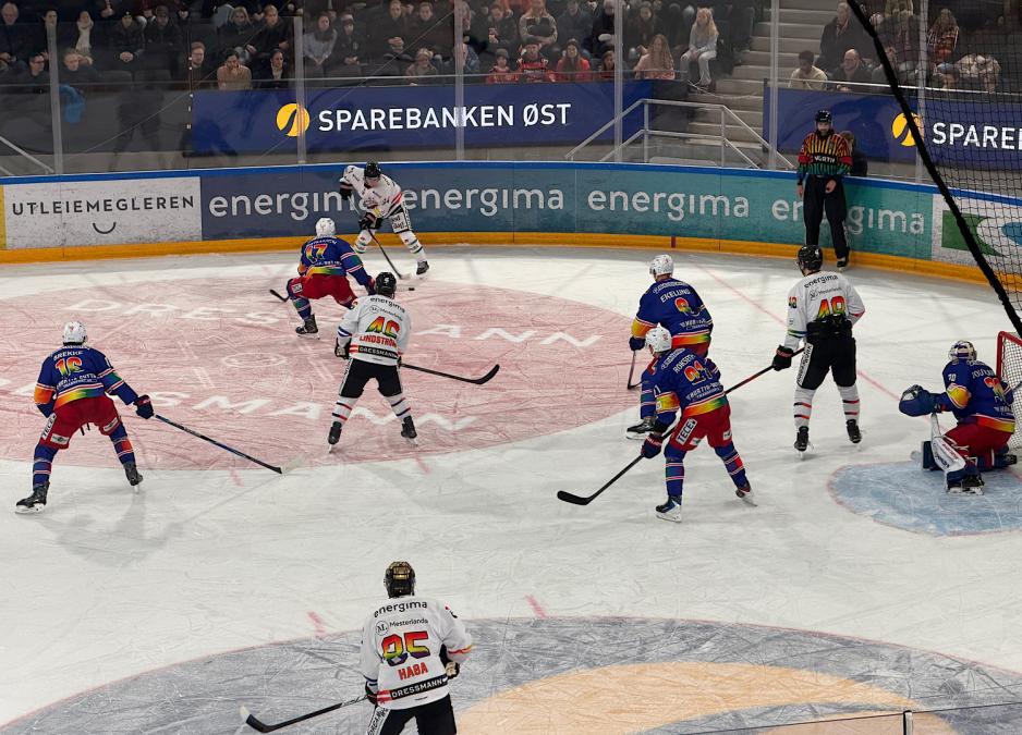 Spillerne ute p&aring; isen