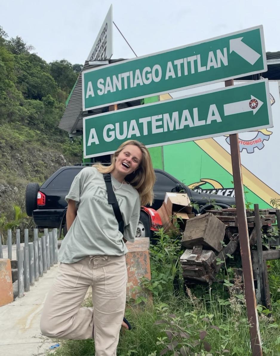 Sunniva Bondevik forran skilt i Guatemala