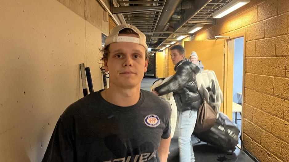 Pontus Finstad st&aring;r i gangen