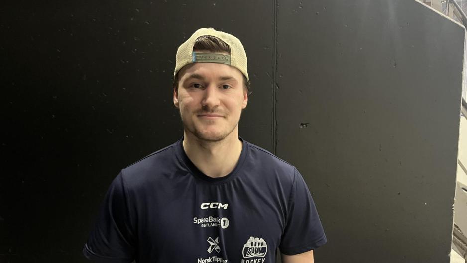 Kennet Pappalardo foran en svart vegg