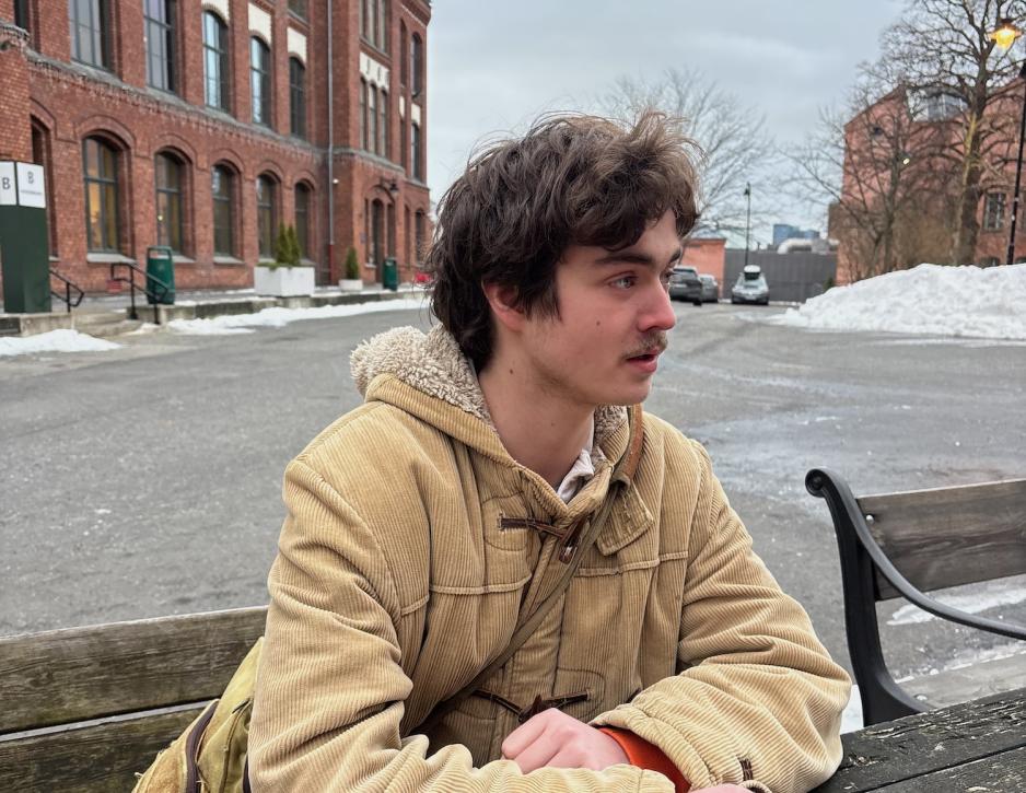 Mikael Schley Vestre sitter p&aring; en benk utenfor Foss Vgs