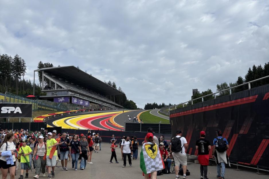Den ber&oslash;mte Eou Rouge svingen i Circuit de Spa Francorchamps.