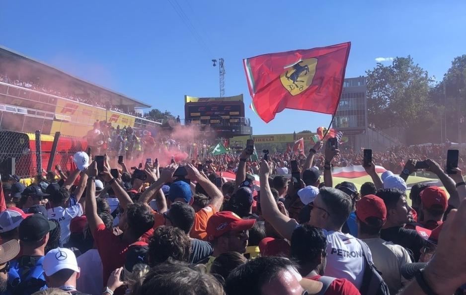 Folk som ser p&aring; podiumet i Monza 2022