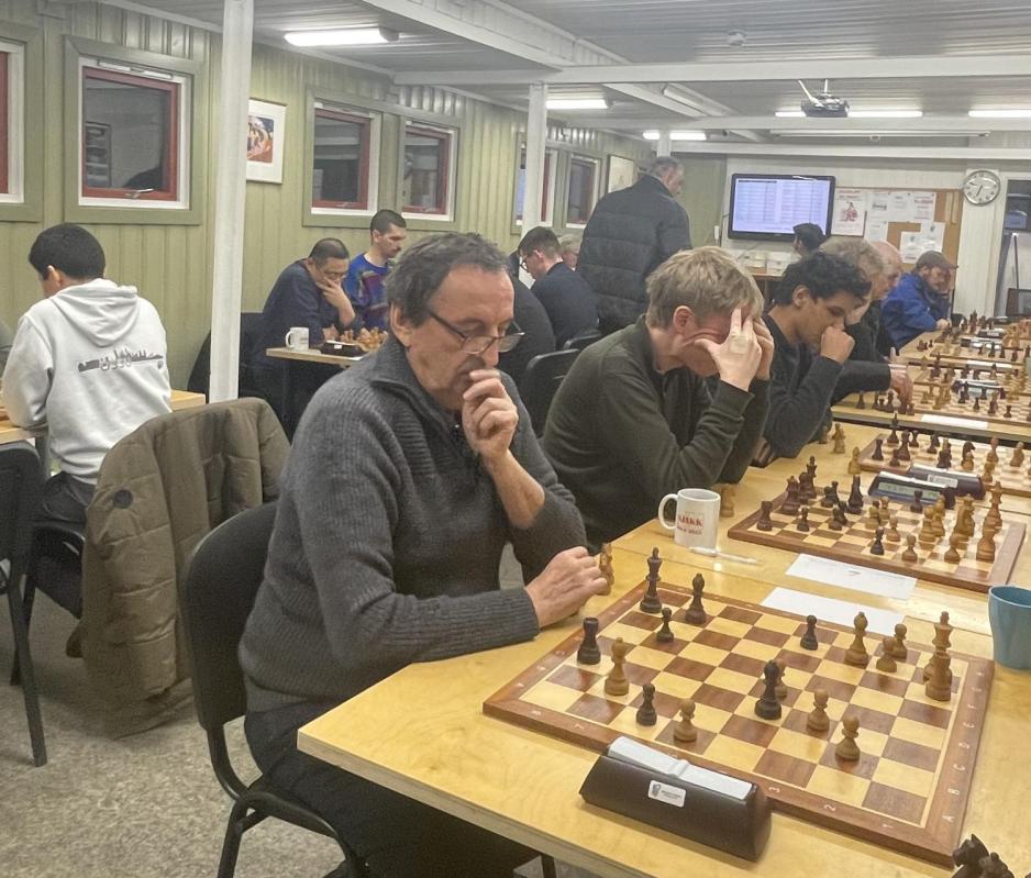 Spillere i aksjon p&aring; hurtigtorsdag i stjernen sjakklubb