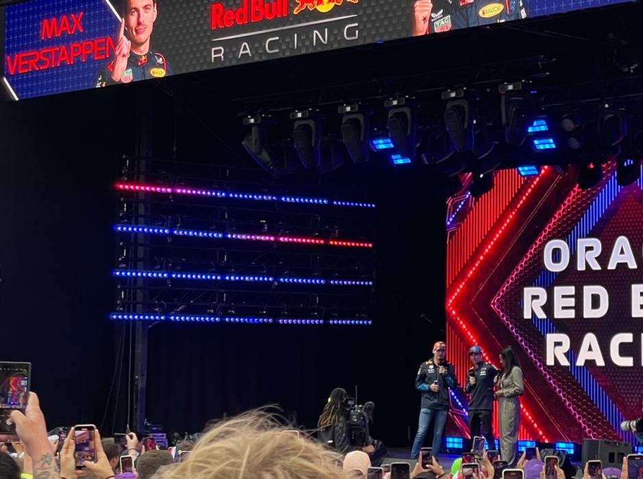 Max Verstappen og Sergio P&eacute;rez p&aring; en scene. 