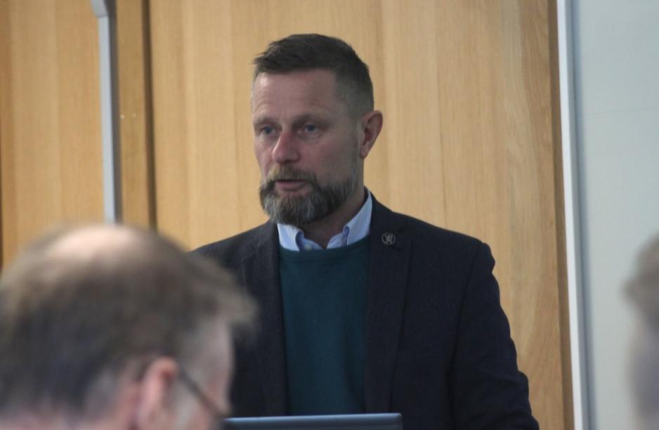 Bent H&oslash;ie p&aring; talerstolen