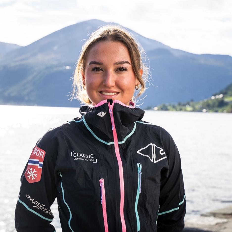 Portrettbilde av Ida Walset foran en fjord