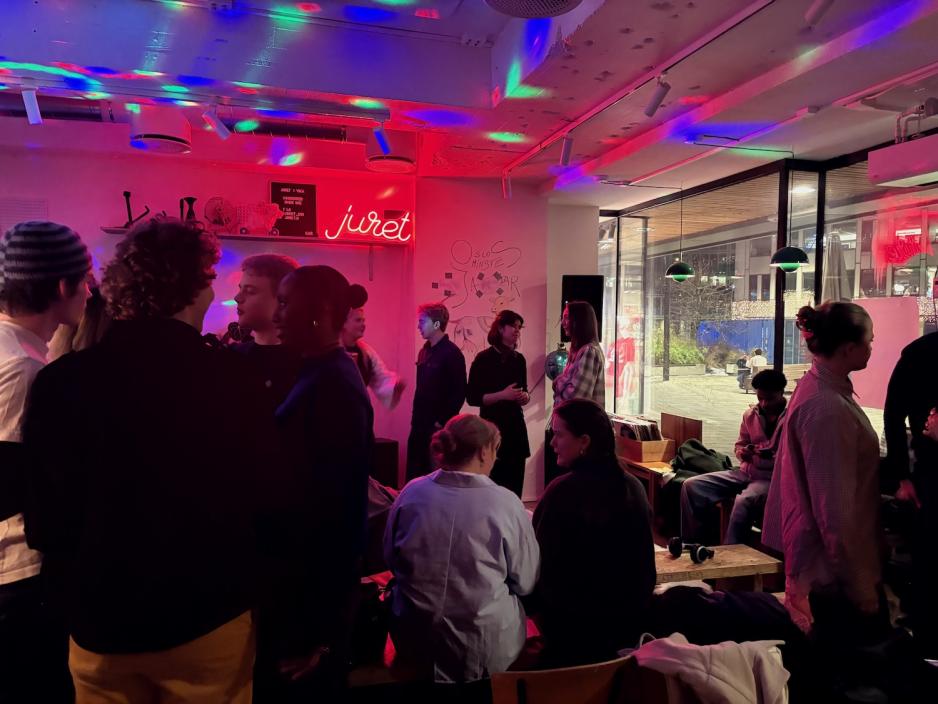 Fullt av folk inne p&aring; Juret klare for TeaterJam.