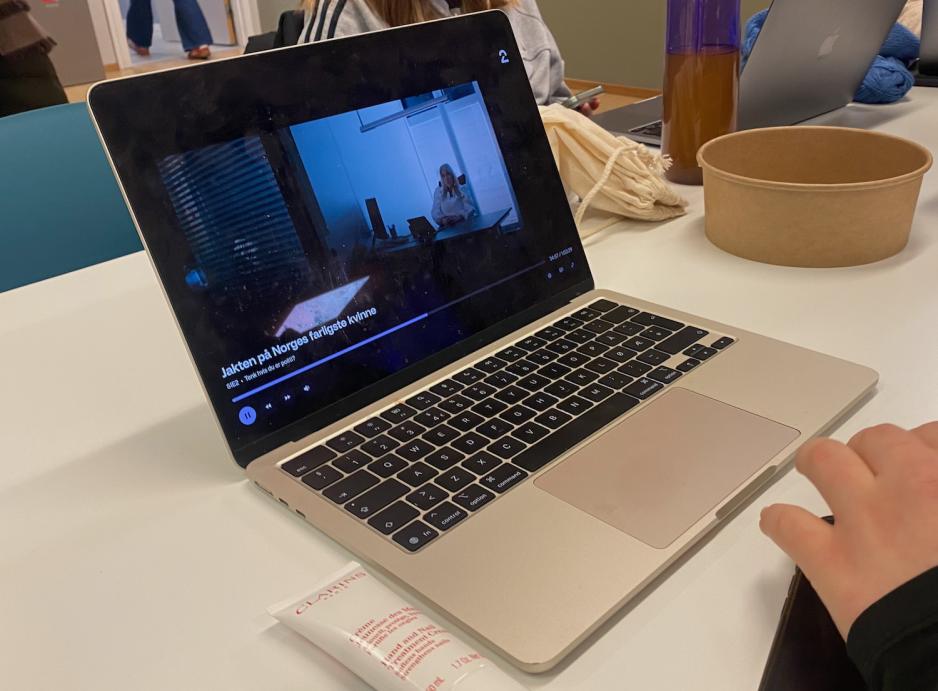 Serien "Jakten p&aring; Norges farligste kvinne" spilles av p&aring; en Mac. 