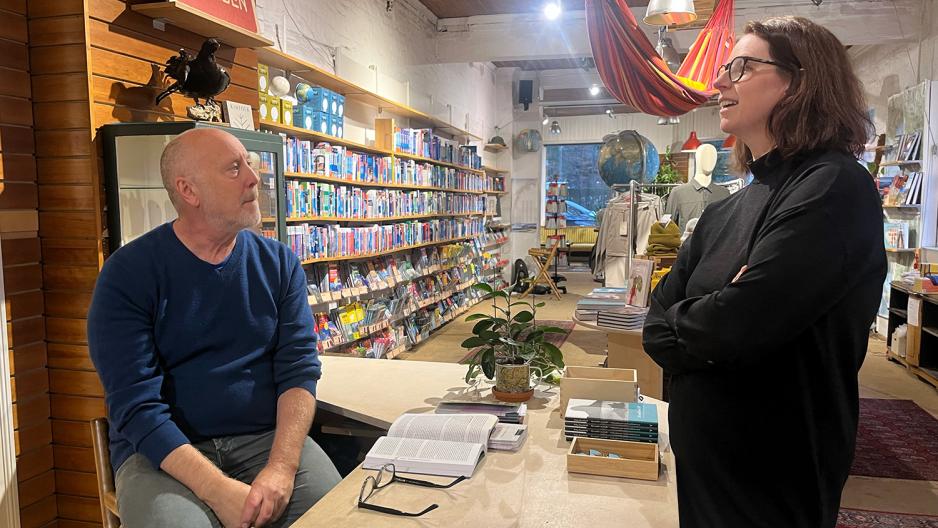 Daglig leder og butikkmedarbeider p&aring; Nomaden prater sammen i butikken.