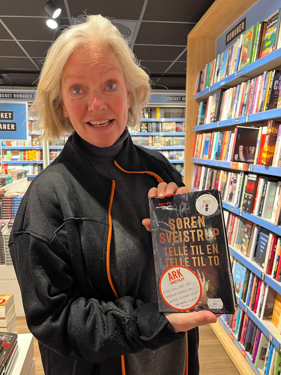 Kirsti Nordvik Krohn, som jobber p&aring; ARK bokhandel, holder boka Telle til en, telle til to av S&oslash;ren Sveistrup.
