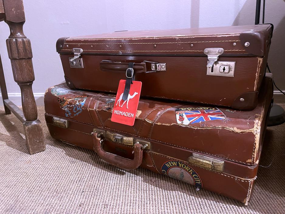 To kofferter med en bagtag hvor det st&aring;r Nomaden.