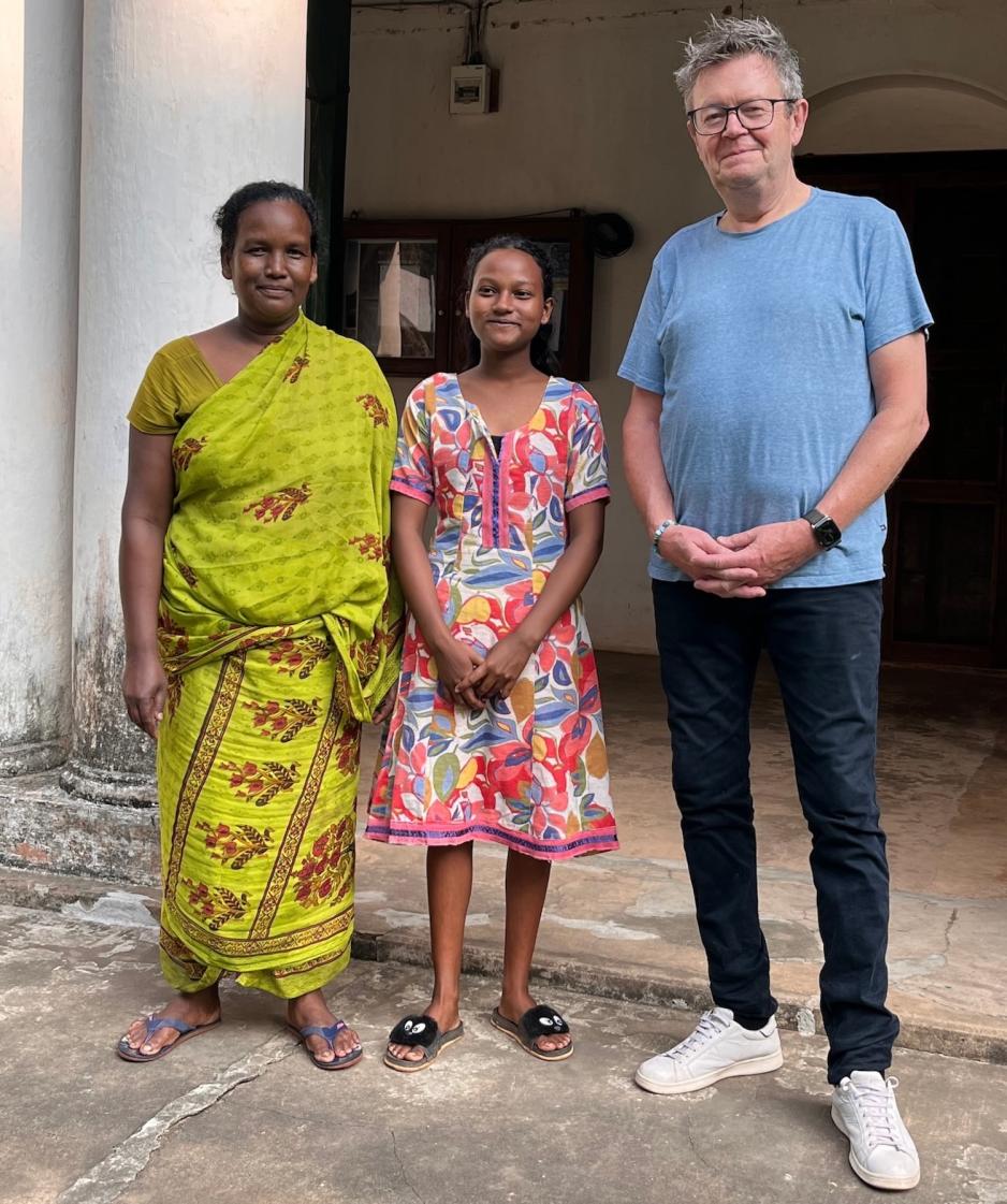 Larry Bringsjord sammen med mor og datter i India