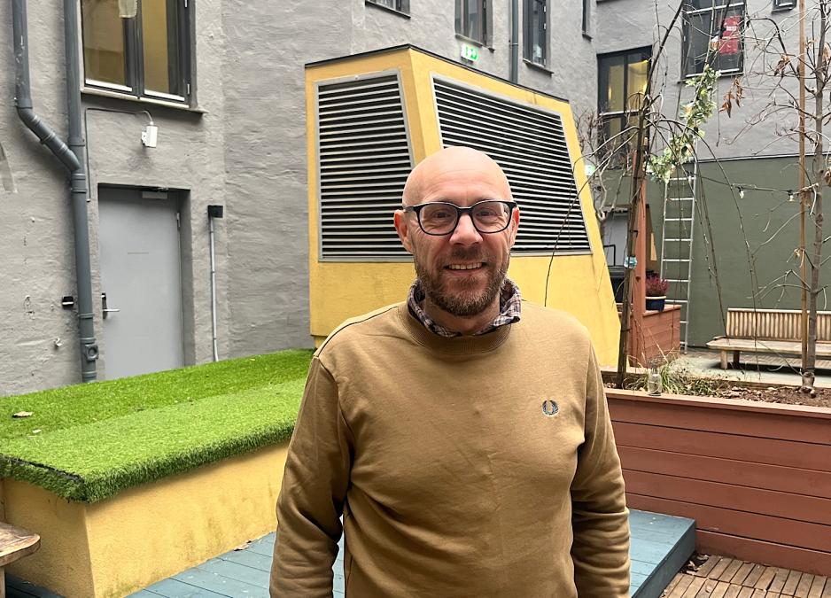 Lars Johnsen st&aring;r ute i en bakg&aring;rd