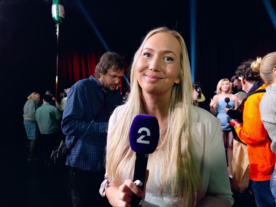 Dame. Mikrofon. Blondt h&aring;r.